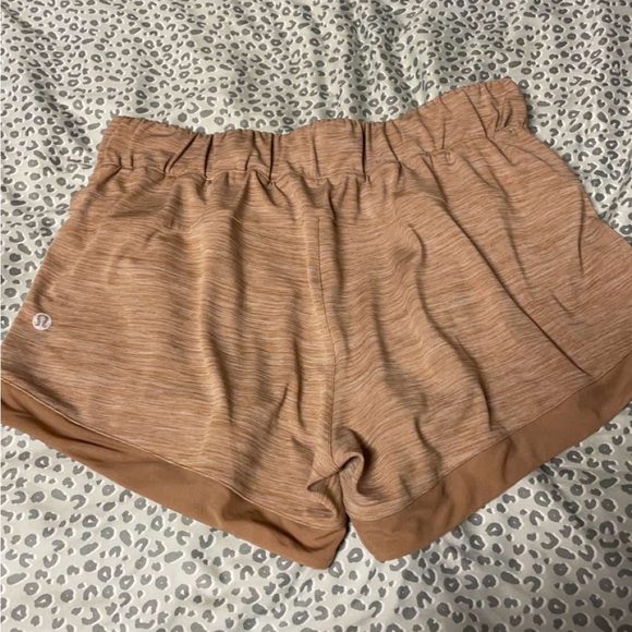 NWOT Lululemon size 6 shorts - Picture 2 of 2